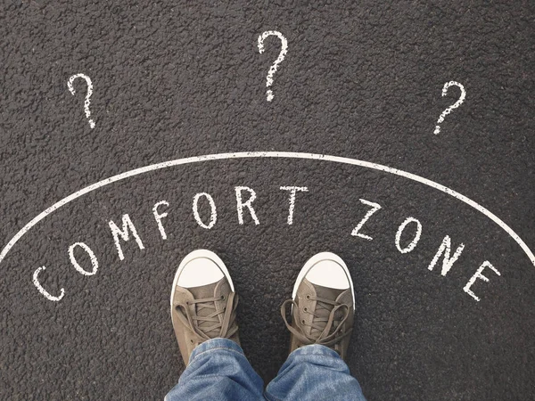 Voeten van onherkenbaar persoon staande binnen comfort zone — Stockfoto