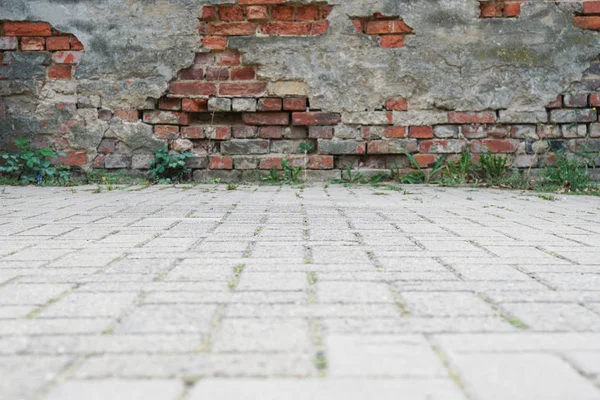 Pared abandonada y fondo de pavimento —  Fotos de Stock