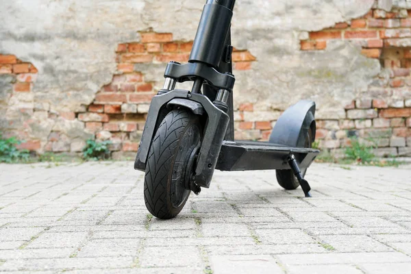 Electric kick scooter or e-scooter parked on pavement — Stock Photo, Image