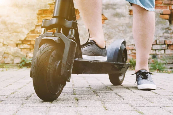 Benen van onherkenbaar persoon met elektrische kick scooter of e-scooter — Stockfoto