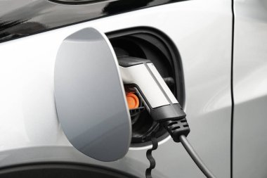 Şarj istasyonunda Ev veya Elektrikli araba takılı