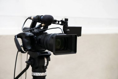 tripod üzerinde dijital video veya film kamerası