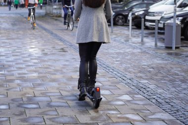 Şehrin işlek kaldırımında elektrikli scooter ya da e-scooter