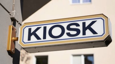 Dışarıdaki bina üzerine kiosk işareti