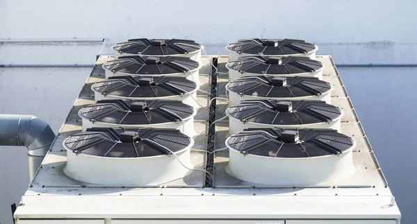 System klimatyzacji z klimatyzatorami na dachu Zdjęcia Stockowe bez tantiem