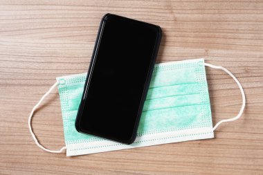 akıllı telefon veya cep telefonu ve yüz maskesi