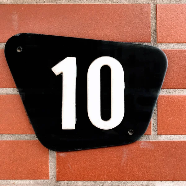 Number ten in arabic numerals - house number 10 sign — Stock Photo, Image