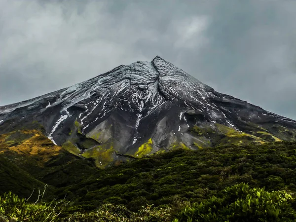 Taranaki veya Mount Egmont Vulcano bulutlu akşam kar ile.