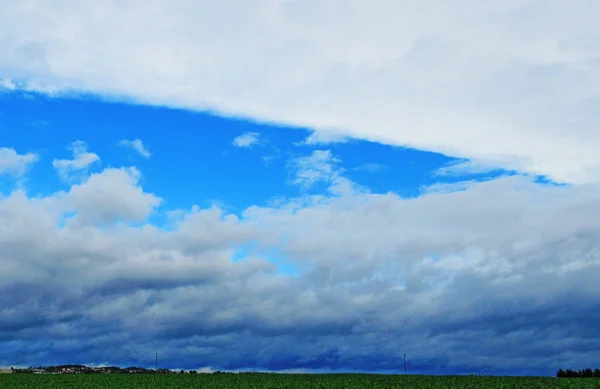 Nuvens Acima Campo Verde — Fotografia de Stock