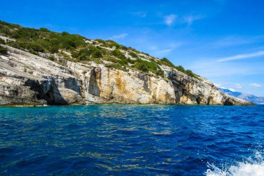 Zakynthos adasının uçurumunda mavi mağaraları, Iyon Denizi, Yunanistan