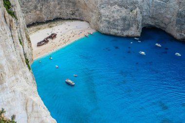Navagio Körfezi ve yaz aylarında gemi batığı Plajı. Zakynthos en ünlü doğal simge, Iyon Denizi, Yunanistan Yunan Adası