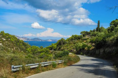 Zakynthos Adası, Yunanistan, güneşli yaz günü tepeler yerel yol yalak