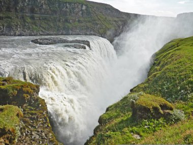 Gullfoss şelale güneş ışığı altında İzlanda