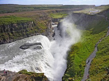 Gullfoss şelale güneş ışığı altında İzlanda