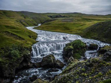 Skogafoss üzerinde küçük şelaleler, Güney İzlanda
