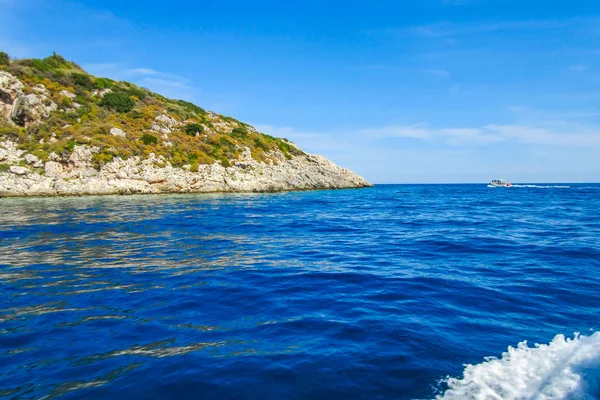 Zakynthos adasının uçurumunda mavi mağaraları, Iyon Denizi, Yunanistan