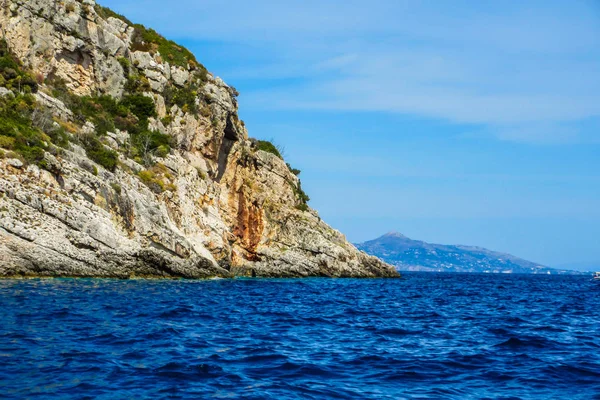 Zakynthos adasının uçurumunda mavi mağaraları, Iyon Denizi, Yunanistan
