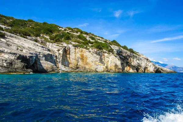 Zakynthos adasının uçurumunda mavi mağaraları, Iyon Denizi, Yunanistan