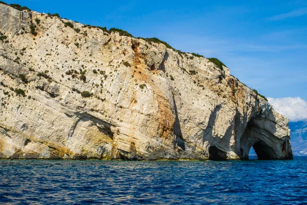 Zakynthos adasının uçurumunda mavi mağaraları, Iyon Denizi, Yunanistan
