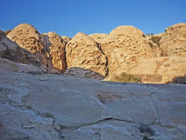 砂岩の岩付近のペトラ ヨルダン — ストック写真