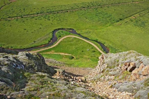 Yol ve akışını trhrough çayır - İzlanda gidiyor