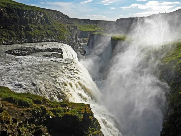 Gullfoss şelale güneş ışığı altında İzlanda