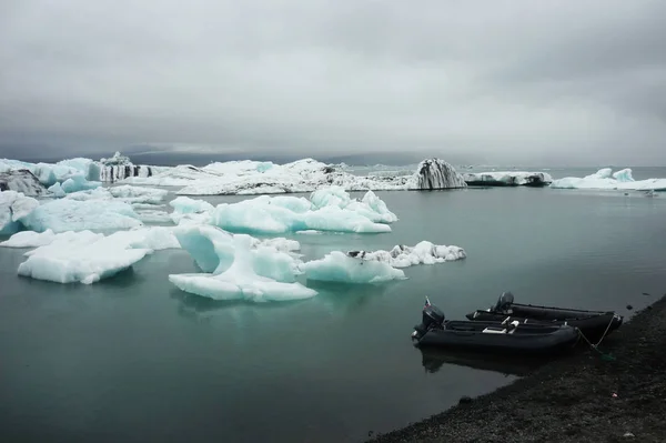 Jokulsalron Gölü ile buzdağları ve tekneler