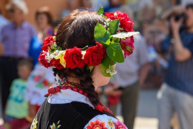 Bölge, folklor kostümleri, renkli el yapımı çiçek çelenk sırasında Corpus Christi parade. 