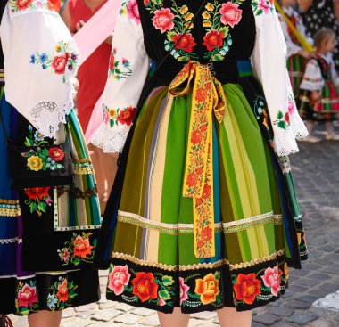 Bölgesel, işlemeli folklor kostümleri, çizgileri ve sembolleri renkli el yapımı etek. Corpus Christi geçit töreni sırasında. 