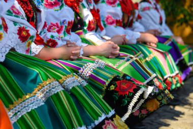 Bölgesel, işlemeli folklor kostümleri, çizgileri ve sembolleri renkli el yapımı etek. Corpus Christi geçit töreni sırasında. 