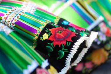 Bölgesel, işlemeli folklor kostümleri, çizgileri ve sembolleri renkli el yapımı etek. Corpus Christi geçit töreni sırasında. 