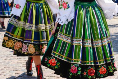 Bölgesel, işlemeli folklor kostümleri, çizgileri ve sembolleri renkli el yapımı etek. Corpus Christi geçit töreni sırasında. 