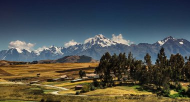 Cusco bölgesinde Peru manzara. Dağın zirvesine görüntülemek.