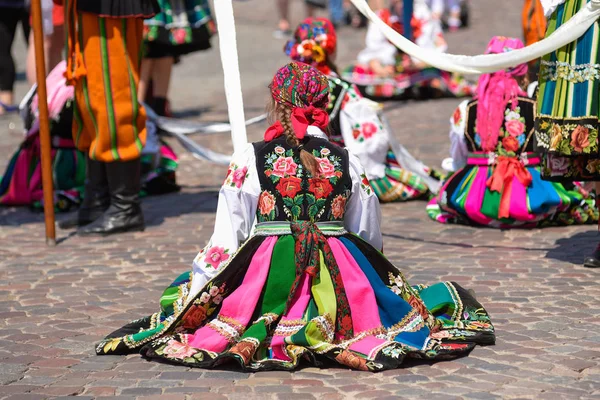 Bölgesel, işlemeli folklor kostümleri, çizgileri ve sembolleri renkli el yapımı etek. Corpus Christi geçit töreni sırasında. 