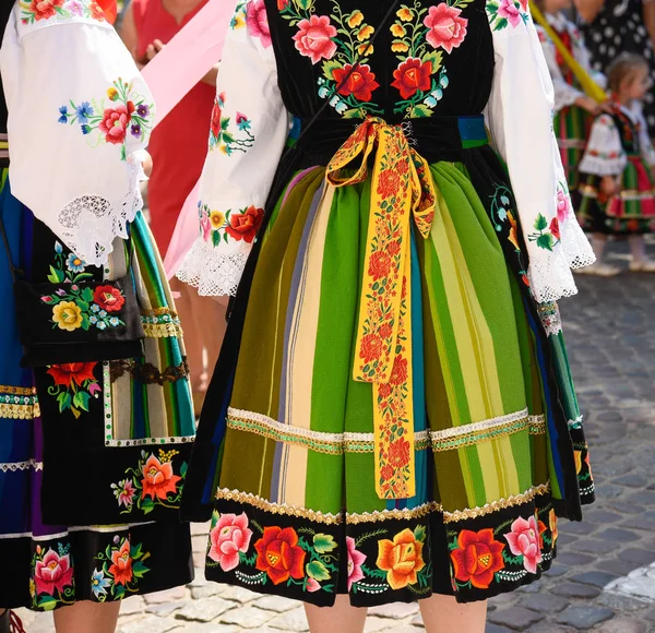 Bölgesel, işlemeli folklor kostümleri, çizgileri ve sembolleri renkli el yapımı etek. Corpus Christi geçit töreni sırasında. 