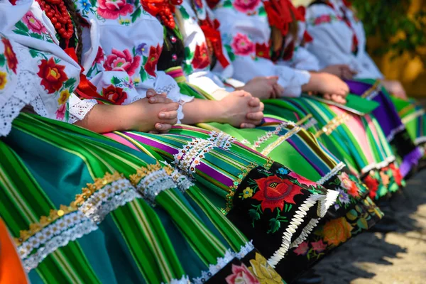 Bölgesel, işlemeli folklor kostümleri, çizgileri ve sembolleri renkli el yapımı etek. Corpus Christi geçit töreni sırasında. 