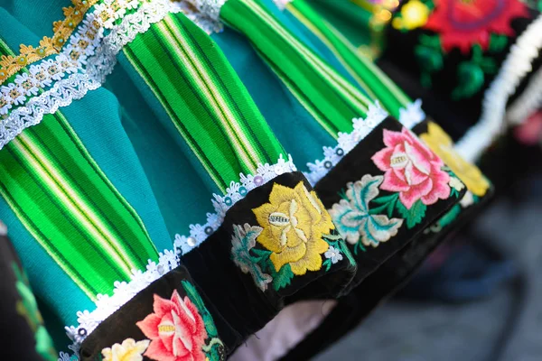 Bölgesel, işlemeli folklor kostümleri, çizgileri ve sembolleri renkli el yapımı etek. Corpus Christi geçit töreni sırasında. 