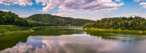 Polonya Ormanda Çevrili Gölü Nün Panoramik Görünümü — Stok fotoğraf
