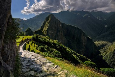 Machu Picchu Peru - Dağı'na giden dumanlı yol üzerinden bir dağ tepe üzerinde görünümü.