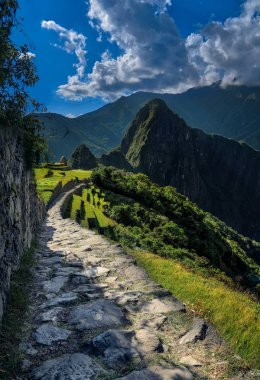 Machu Picchu Peru - Dağı'na giden dumanlı yol üzerinden bir dağ tepe üzerinde görünümü.