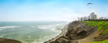 Panoramik Miraflores Peru, Lima soka sahil şeridi üzerinde. 