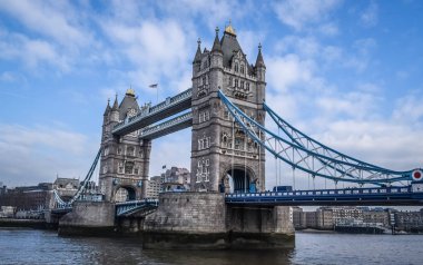 Ünlü Tower Bridge Londra, çok popüler turistik.