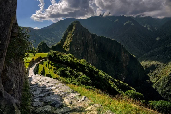 Machu Picchu Peru - Dağı'na giden dumanlı yol üzerinden bir dağ tepe üzerinde görünümü.