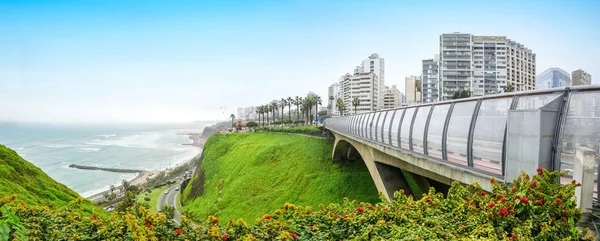 Villena Rey Miraflores Peru, Lima soka Bridge'de. Panoramik görünüm.