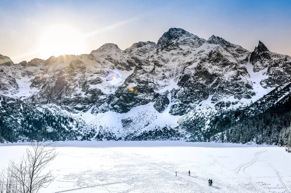 View Rocky Mountains Covered Snow Sunrise Frozen Lake Bottom Mountains — Stock Photo, Image