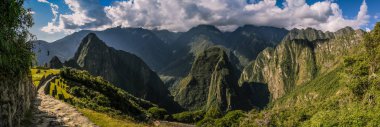 Yol Machu Picchu dağ ve Peru kayıp şehir. Panoramik görünüm.