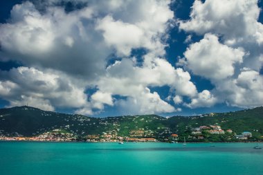 Lagün üzerinde görüntülemek / port Charlotte Amalie Aziz Thomas, Virgin Adaları. Dramatik bulutlar ile mavi gökyüzü. 