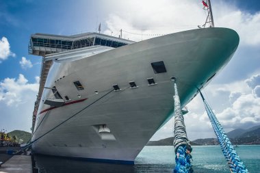 Cruise iskelede demirledi gemi büyük ise görüntüleyin. 