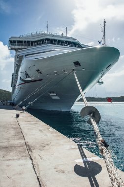 Cruise iskelede demirledi gemi büyük ise görüntüleyin. 