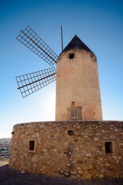 Mayorka / İspanya, arka planda mavi gökyüzü ile efsanevi yel değirmeni.